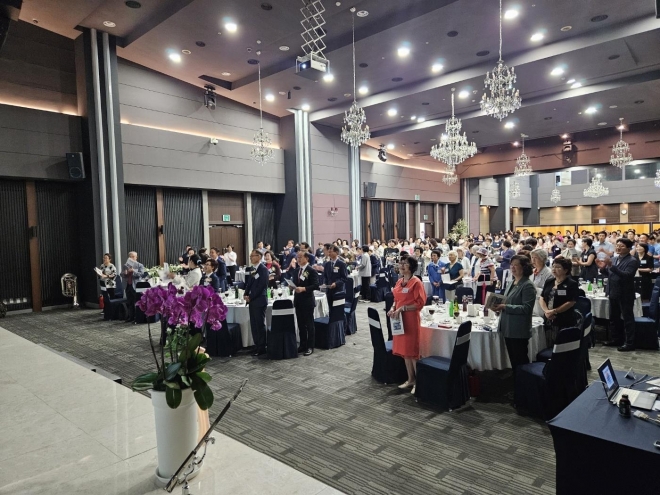 ‘재향군인회 여군창설 제73주년 기념행사’에서 참석자들이 국민의례를 하고 있다.