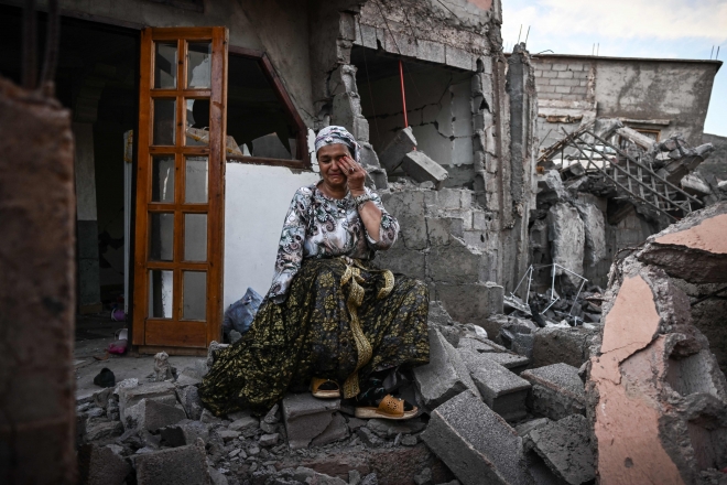 지진에서 살아남은 한 모로코 여성이 알하우즈주 물레이브라힘에 있는 무너진 자택 앞에서 눈물을 훔치고 있다. 물레이브라힘 AFP 연합뉴스