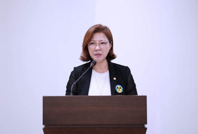 하남시의회 정혜영 의원이 지난 6일 열린 자치행정위원회 소관 조례안 심의에서 ‘하남시 일본군위안부 피해자 기념사업 지원 및 평화의 소녀상 보호·관리 조례안’에 대한 제안설명을 하고 있다. 하남시의회 제공