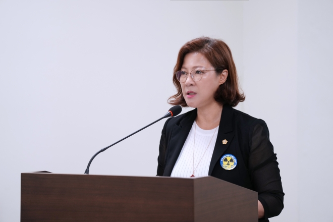 하남시의회 정혜영 의원이 지난 6일 열린 자치행정위원회 소관 조례안 심의에서 ‘하남시 일본군위안부 피해자 기념사업 지원 및 평화의 소녀상 보호·관리 조례안’에 대한 제안설명을 하고 있다. 하남시의회 제공