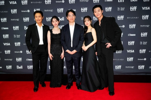 Lee Byung-hun, Park Ji-hoo, Um Tae-hwa, Park Bo-young, and Park Seo-joon pose during the North American premiere of “Concrete Utopia” at the Toronto International Film Festival (TIFF) in Toronto, Ontario, Canada September 10, 2023. REUTERS 연합뉴스