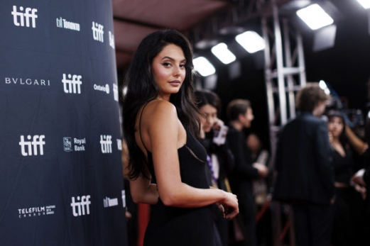 Pardis Saremi poses for photos on the red carpet ahead of the premiere of “Hell of a Summer” at the Toronto International Film Festival, in Toronto, Sunday, Sept. 10, 2023. AP 연합뉴스
