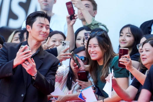 Cast member Park Seo-joon interacts with fans during the North American premiere of “Concrete Utopia” at the Toronto International Film Festival (TIFF) in Toronto, Ontario, Canada September 10, 2023. 로이터 연합뉴스