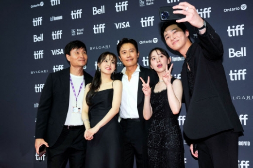 Lee Byung-hun, Park Ji-hoo, Um Tae-hwa, Park Bo-young, and Park Seo-joon pose for a selfie during the North American premiere of “Concrete Utopia” at the Toronto International Film Festival (TIFF) in Toronto, Ontario, Canada September 10, 2023. 로이터 연합뉴스