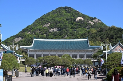 청와대 개방 예산은 증가…관람객은 절반 ‘뚝’