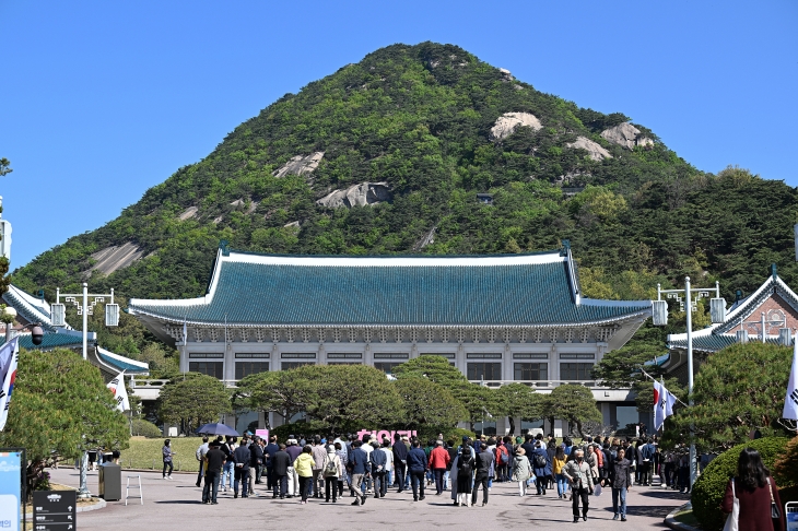 전날 내린 비로 파란 하늘이 고개를 내민 19일 서울 청와대에서 관람객들이 관람을 위해 이동하고 있다. 2023.4.19 오장환 기자