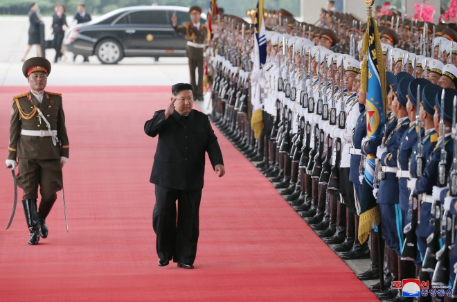 김정은 국방위원장이 러시아연방을 방문하기위해 9월 10일 오후 전용열차로 평양을 출발했다고 조선중앙통신이 12일 보도했다.