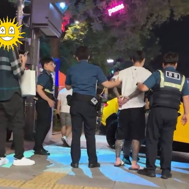 지난 11일 서울 강남구 신사동에서 주차 시비가 붙은 상대방을 흉기로 위협한 뒤 람보르기니 차량을 타고 도주했다가 로데오거리에서 체포된 30대 남성. 유튜브 채널 ‘카라큘라 탐정사무소’ 캡처