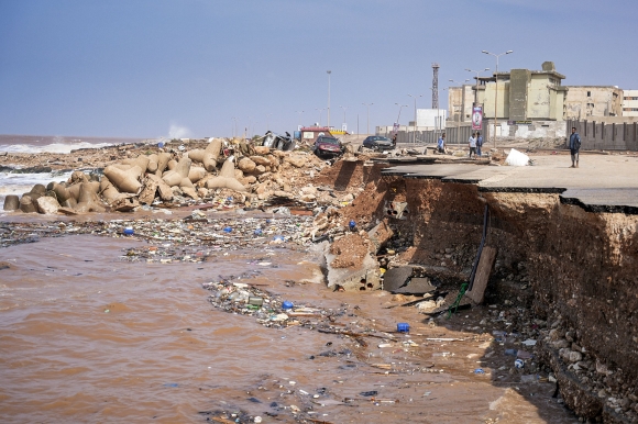 CORRECTION-LIBYA-FLOOD-STORM 11일(현지시간) 북아프리카 리비아 동부 항구도시 데르나 해안도로가 지중해성 폭풍 ‘대니얼’ 영향으로 붕괴한 모습. 2023.9.11 AFP 연합뉴스