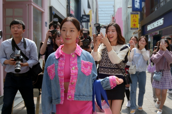 서울에서 촬영된 넷플릭스 시리즈 ‘엑스오 키티’의 한 장면. 넷플릭스 제공