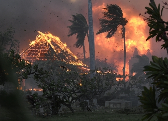 지난달 8일 미국 하와이 마우이섬 서부 라하이나가 불길에 휩싸여 있다. AP 연합뉴스