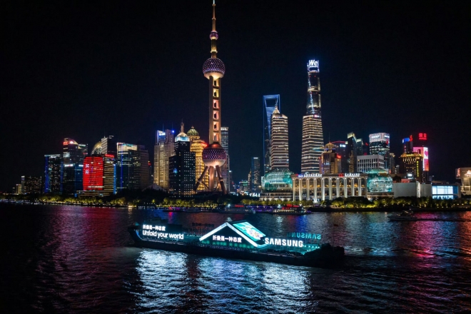 삼성전자가 지난 8일 중국 상하이에서 LED를 활용해 약 70m 길이의 ‘갤럭시 Z 플립5’ 조형물 선박을 제작하고 선상 마케팅을 진행했다. 삼성전자 제공