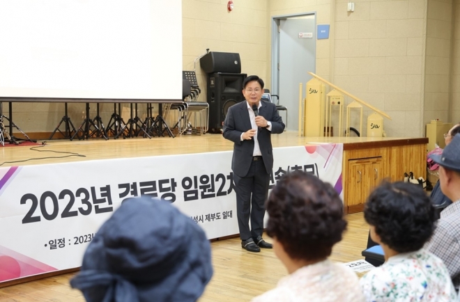 박강수 서울 마포구청장이 12일 열린 대한노인회 마포구지회 경로당 총무 워크숍에서 인사말을 하고 있다. 2023.9.12  마포구 제공