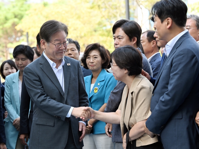 대북송금 의혹과 관련해 제3자뇌물혐의를 받는 이재명 더불어민주당 대표가 12일 경기도 수원시 영통구 수원지방검찰청으로 출석하며 당 의원들과 인사하고 있다. 2023.9.12 홍윤기 기자