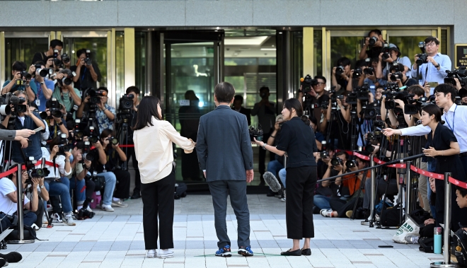 대북송금 의혹과 관련해 제3자뇌물혐의를 받는 이재명 더불어민주당 대표가 12일 경기도 수원시 영통구 수원지방검찰청으로 출석하고 있다. 2023.9.12 홍윤기 기자