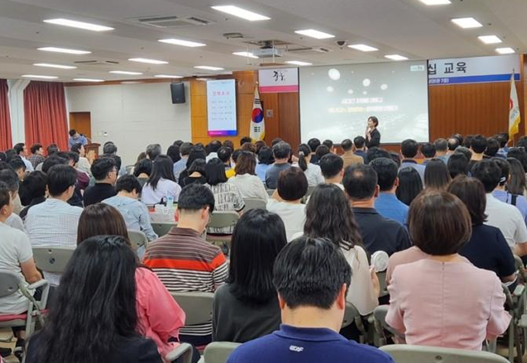 중구 직원들이 11일 MZ 세대와 소통을 위한 리더십 강의를 듣고 있다. 중구 제공