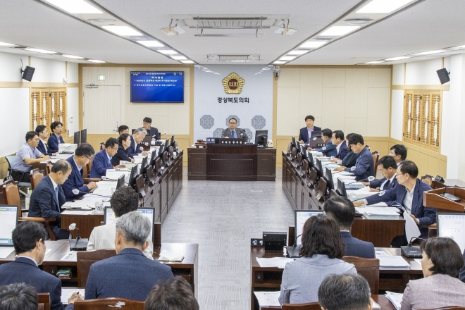 지난 11일 열린 제341회 제2차_예산결산특별위원회. 경북도의회 제공