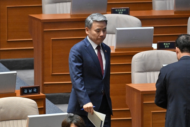 이종섭 국방부 장관이 6일 국회에서 열린 본회의 대정부질문에서 국민의힘 성일종 의원의 질의를 듣기 위해 단상에 올라가고 있다. 홍윤기 기자