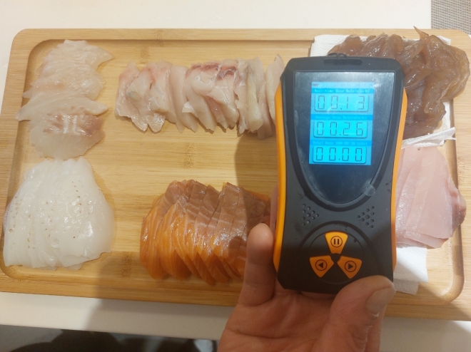 서울의 한 초밥집에서 휴대용 방사능 측정기로 수산물을 측정한 결과가 표시돼 있다. 0.13μSv/h(마이크로시버트)는 일상생활 속 자연 방사선 수치 범위(0.1~0.3μSv/h)에 들어간다. 독자 제공