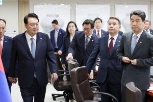 中에 손내민 尹 “한중일 정상회의 적극 추진… 리창·기시다도 지지”