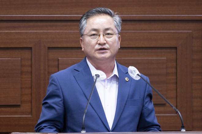 12일 개최된 제341회 임시회 제2차 본회의에서 5분 자유발언을 하는 이동업 의원