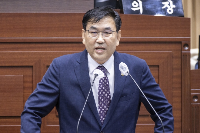 12일 열린 제341회 제2차 임시회 본회의 5분 자유발언을 하는 황두영 의원