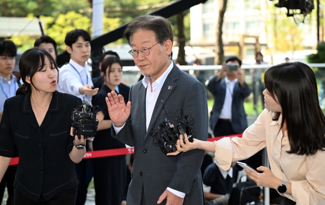 더불어민주당 이재명 대표가 ‘쌍방울 그룹 대북 송금’ 의혹 관련 피의자 신분으로 조사를 받기 위해 12일 오후 경기도 수원시 영통구 수원지방검찰청으로 출석하고 있다. 2023.9.12 [공동취재]