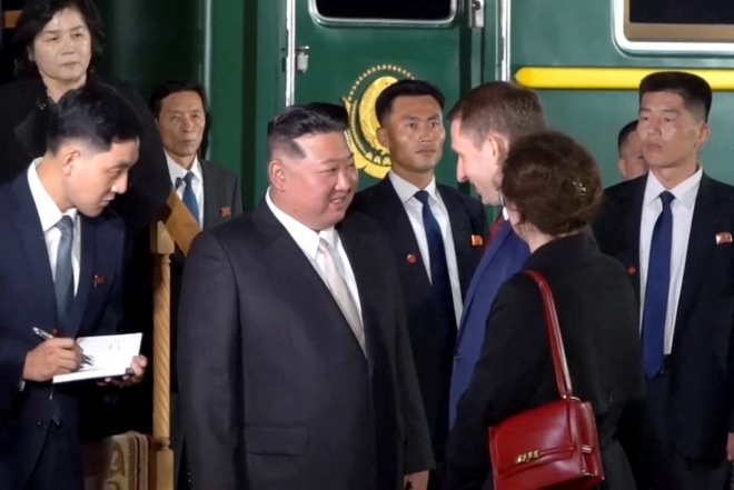 러시아 하산역에 도착한 김정은 위원장이 마중 나온 러시아 알렉산드로 코즐로프 장관의 환영 인사를 받고 있다. 로이터=연합뉴스