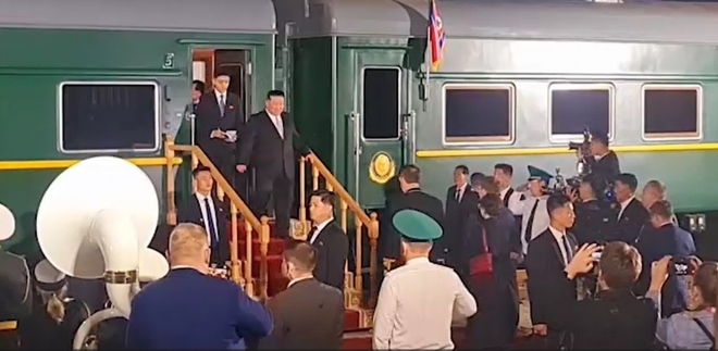 4년 5개월 만에 러시아를 방문한 김정은 북한 국무위원장의 모습이 12일(현지시간) 처음 공개됐다. 러시아 매체 RBK.