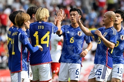 일본의 미드필더 이토 준야가 12일 벨기에 헹크에서 열린 튀르키예와의 평가전에서 페널티킥을 성공시킨 뒤 동료들과 기뻐하고 있다. AFP 연합뉴스