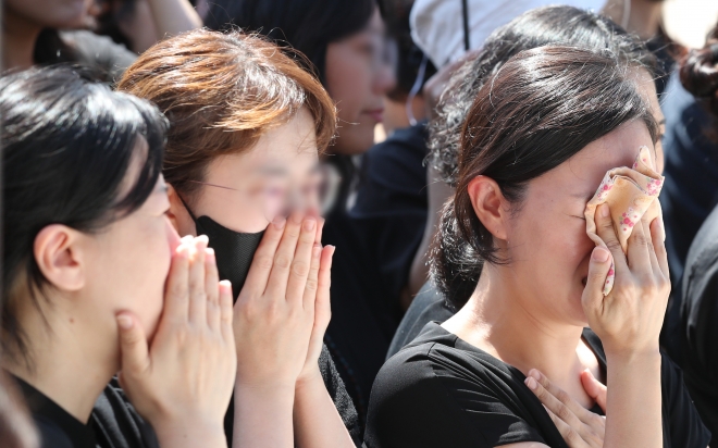 학부모로부터 악성 민원에 시달리다 극단적 선택을 한 것으로 알려진 대전 초등학교 교사의 발인이 거행된 9일 숨진 교사의 운구행렬이 학교에 도착하자 참배객들이 오열하고 있다. 2023.9.9 뉴스1