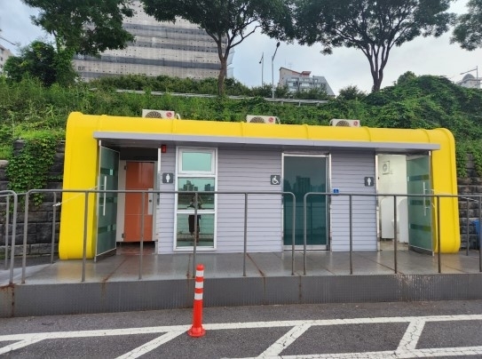 청담나들목을 지나 잠원한강공원에 있는 공용화장실의 외부 도색과 내부 LED조명의 조도 개선 등을 통해 화장실 이용객의 편의와 안전성을 강화했다.