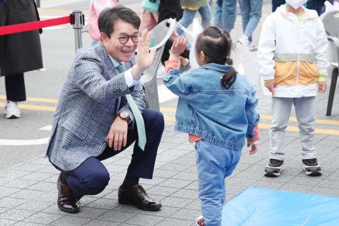 정원오(왼쪽) 서울 성동구청장이 어린이와 인사하고 있는 모습. 성동구 제공