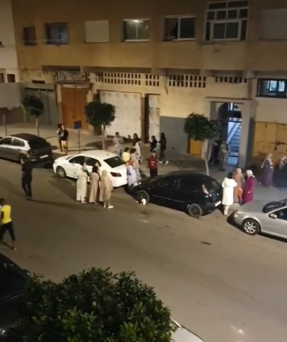 모로코 수도 라바트에서 지난 8일(현지시간) 지진에 놀란 시민들이 건물 밖으로 나오고 있는 모습.   김동언씨 제공