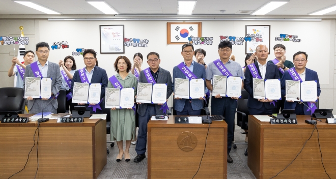 박대우 서울 강서구청장 권한대행(앞줄 오른쪽 네 번째)과 간부 공무원들이 지난 12일 구청 대회의실에서 열린 ‘청렴실천 결의대회’에서 청렴 서약서를 들고 기념 촬영을 하고 있다. 2023.9.13  강서구 제공