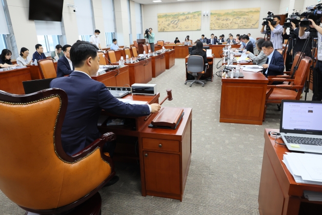 의사봉 두드리는 김영호 교육위 법안심사소위 위원장