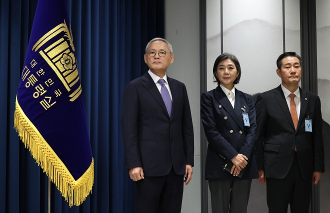 유인촌(왼쪽부터) 문화체육관광부 장관 후보자, 김행 여성가족부 장관 후보자, 신원식 국방부 장관 후보자가 13일 용산 대통령실 청사에서 열린 윤석열 정부의 2차 개각 발표 브리핑에 배석하고 있다. 연합뉴스