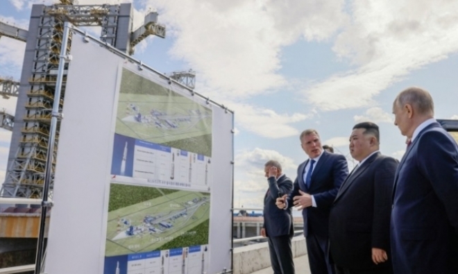 김정은 북한 국무위원장(오른쪽에서 두 번째)과 블라디미르 푸틴 러시아 대통령(오른쪽에서 첫 번째)이 13일(현지시간) 러시아 아무르주 보스토치니 우주기지를 둘러보고 있다. 연합뉴스