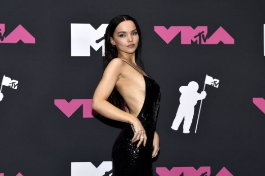 Dove Cameron poses in the press room at the MTV Video Music Awards on Tuesday, Sept. 12, 2023, at the Prudential Center in Newark, N.J. AP 연합뉴스