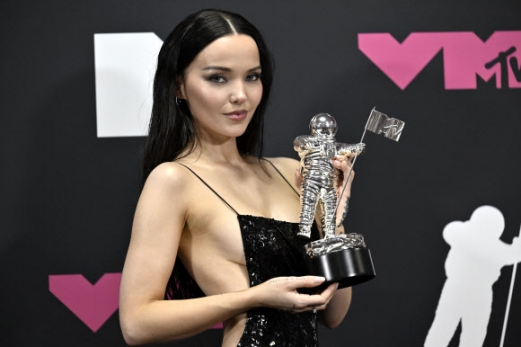 Dove Cameron, winner of the award for video for good for “Breakfast”, poses in the press room at the MTV Video Music Awards on Tuesday, Sept. 12, 2023, at the Prudential Center in Newark, N.J. AP 연합뉴스