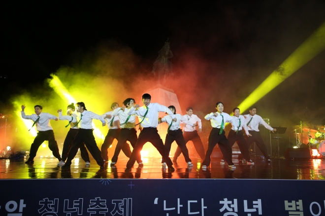 서울 관악구가 지난해 연 ‘관악 청년 축제’에서 청년들이 춤을 선보이고 있다. 관악구 제공