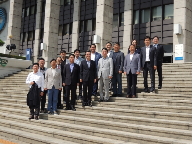 지난 12일 소관부서인 도시계획국에서 추진 중인 고도지구 완화 검토 대상지 중 국회의사당을 현장 방문한 서울시의회 도시계획균형위원회(위원장 도문열)