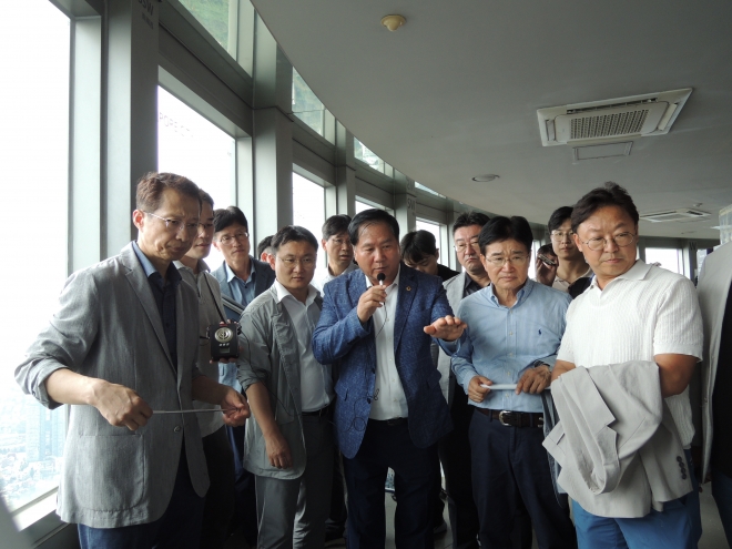 지난 12일 소관부서인 도시계획국에서 추진 중인 고도지구 완화 검토 대상지 중 남산 주변을 현장 방문한 서울시의회 도시계획균형위원회(위원장 도문열)