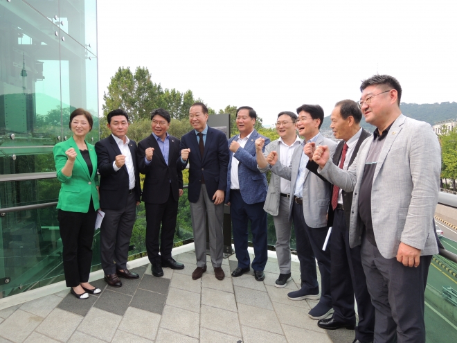 지난 12일 소관부서인 도시계획국에서 추진 중인 고도지구 완화 검토 대상지 중 남산 주변을 현장 방문한 서울시의회 도시계획균형위원회(위원장 도문열)