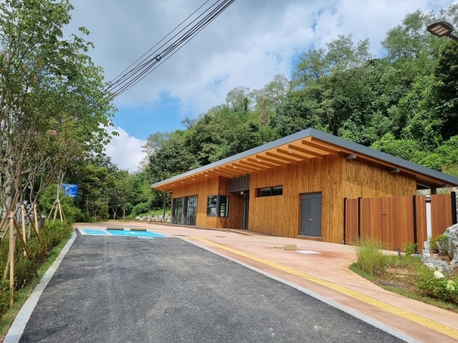 서울 구로구가 천왕근린공원 항골지구에 새로 지은 목공소. 구로구 제공