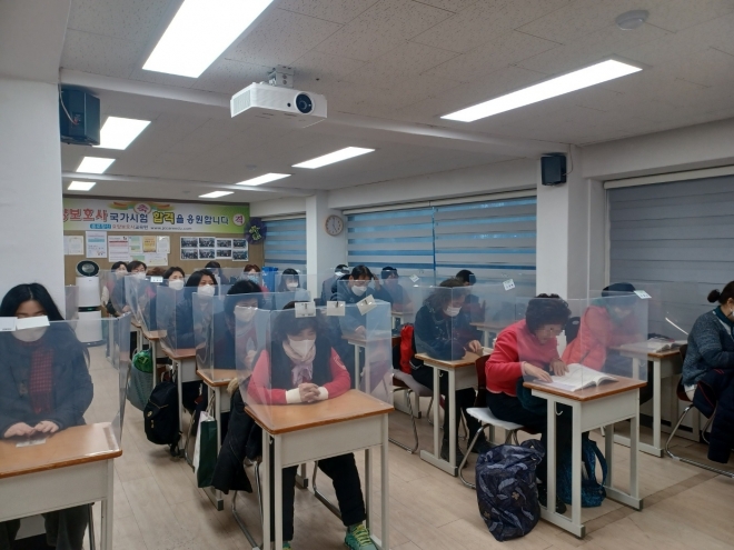 지난해 서울 종로구에서 ‘요양보호사 양성 교육’이 진행되고 있는 모습. 종로구 제공