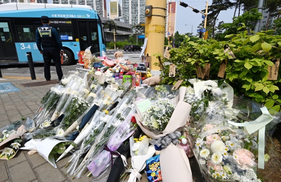 지난 5월 11일 경기 수원시 권선구의 한 사거리에 전날 어린이보호구역(스쿨존)에서 시내버스에 치여 숨진 조은결 군을 추모하는 추모 물품들이 놓여 있다. 2023.05.11 뉴시스