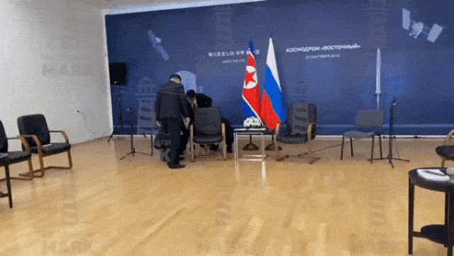 13일(현지시간) 러시아 아무르주 보스토치니 우주기지에서 김정은 북한 국무위원장과 블라디미르 푸틴 러시아 대통령 회담을 앞두고 북한 경호원들이 김 위원장이 앉을 의자를 점검하고 있다. 2023.9.14 텔레그램