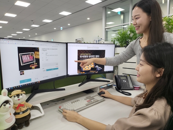 삼성 직원들이 ‘추석 맞이 온라인 장터’에서 국내산 수산물을 구입하는 모습. 삼성 제공