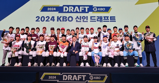 허구연 KBO 총재(아랫줄 가운데)가 14일 오후 서울 중구 웨스틴조선호텔에서 열린 2024 KBO 신인 드래프트에서 지명받은 110명의 선수와 기념 촬영을 하고 있다. 뉴스1